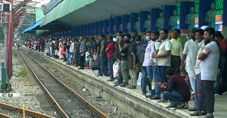 এক থেকে তিন ঘণ্টা বিলম্বে চট্টগ্রাম ছেড়েছে ট্রেন