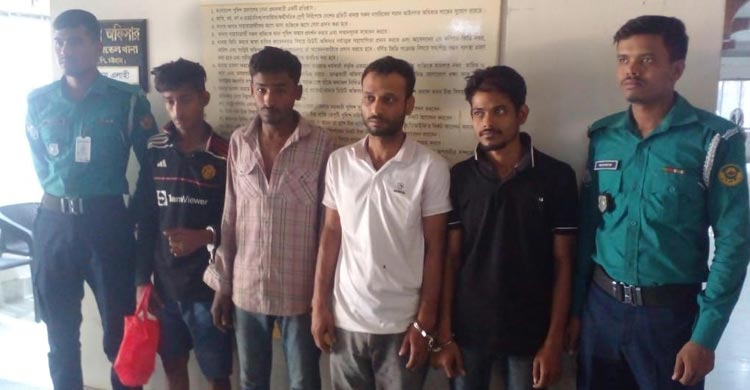 চট্টগ্রামের বিভিন্ন এলাকায় অভিযান চালিয়ে ৪০ জনকে গ্রেফতার করেছে পুলিশ। সিএমপি জানায়, বৈষম্যবিরোধী ছাত্র আন্দোলনে ছাত্র-জনতার ওপর হামলার ঘটনায়