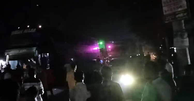 রাতে ঢাকা-চট্টগ্রাম মহাসড়কে অবরোধ, ২০ কিলোমিটার যানজট