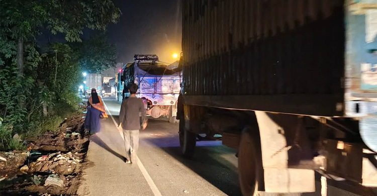 ঢাকা-চট্টগ্রাম মহাসড়ক অবরোধ, আটকে পড়া অ্যাম্বুলেন্স চালককে মারধর