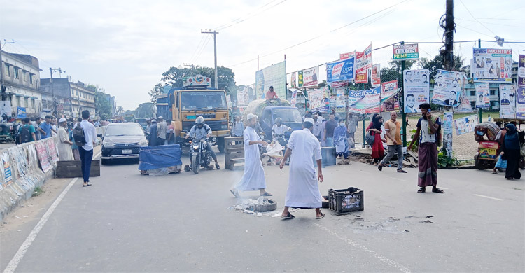 চট্টগ্রামের হাটহাজারীতে সড়ক অবরোধ, যান চলাচল বন্ধ