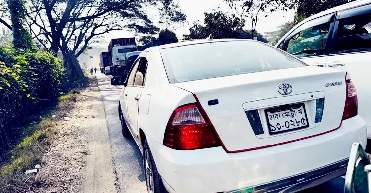 ঢাকা-চট্টগ্রাম মহাসড়কে স্ক্রাপবাহী লরি উল্টে ৫ কিলোমিটার যানজট