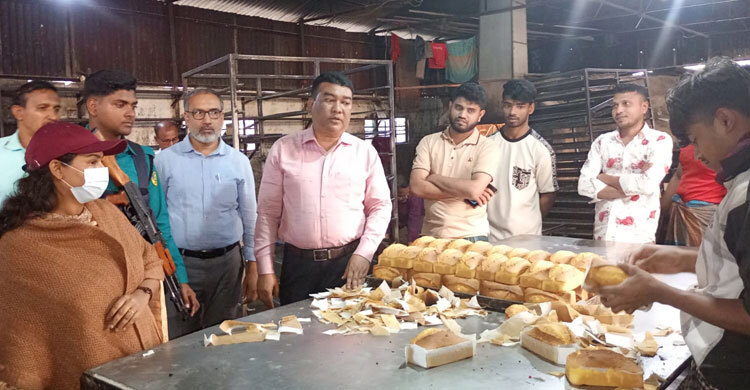 নোংরা পরিবেশে বেকারি পণ্য তৈরি, ৫০ হাজার টাকা জরিমানা