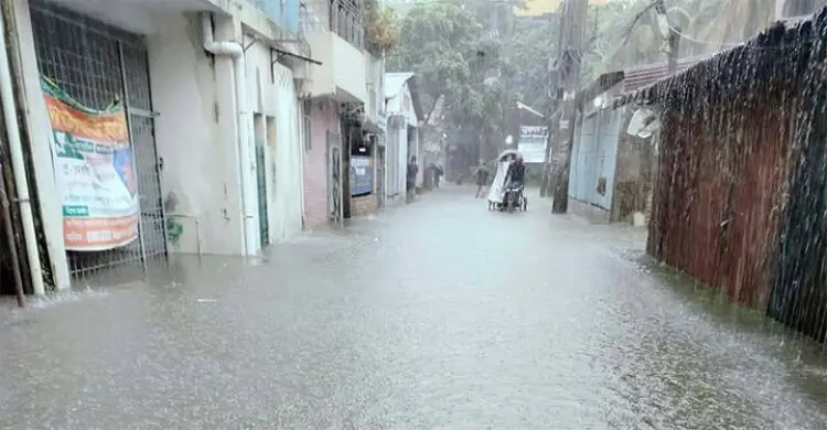 চট্টগ্রামে ভারী বৃষ্টিতে চরম দুর্ভোগে শিক্ষার্থীরা
