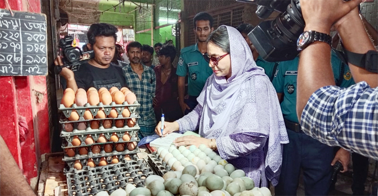 বেশি দামে ডিম বিক্রি করায় চট্টগ্রামে ৭ দোকানিকে জরিমানা