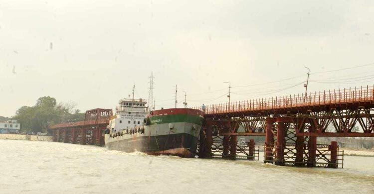 সংস্কার কাজ চলা কালুরঘাট সেতুতে লাইটারেজ জাহাজের ধাক্কা