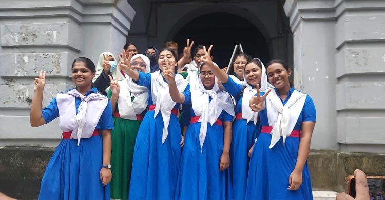 চট্টগ্রাম বোর্ডে বেড়েছে জিপিএ-৫, পাসের হার ৭২.০৭ শতাংশ
