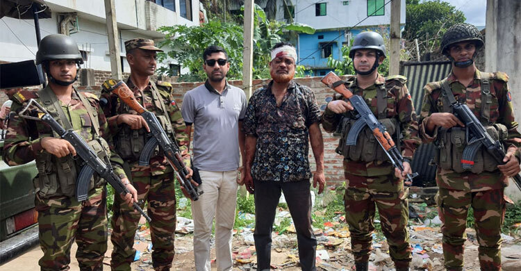 চট্টগ্রামে সেনাবাহিনীর অভিযানে ১৪ মামলার আসামি আটক