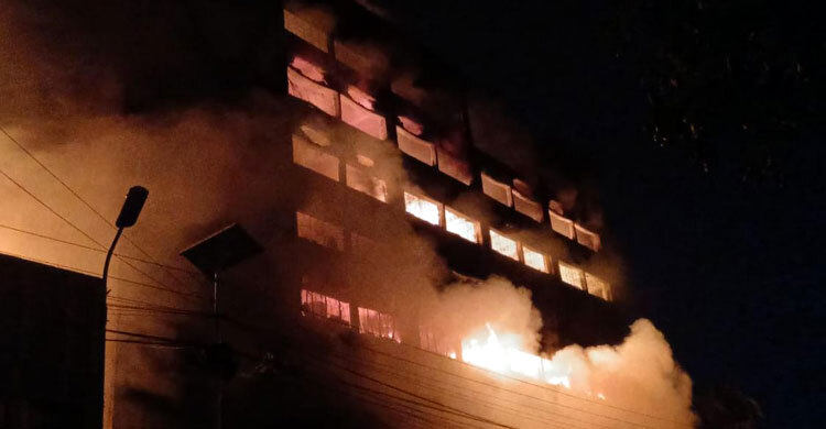 চট্টগ্রাম ইপিজেডে আগুনে ধসে পড়ছে কারখানার ভবন