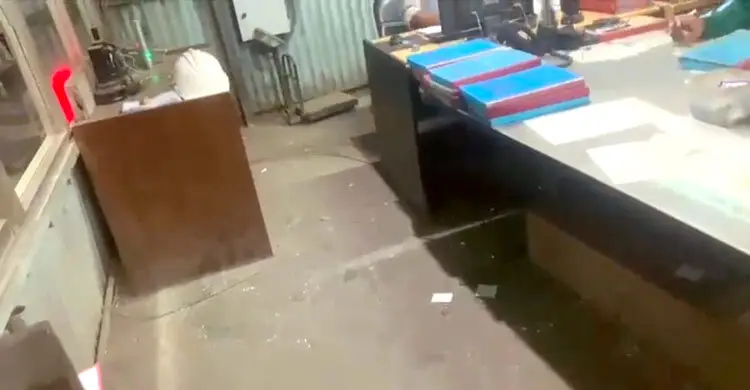 স্টিল কারখানায় হামলা, স্থানীয়দের প্রতিরোধে পিছু হটলো ডাকাত দল