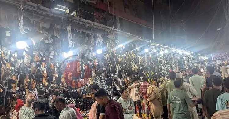 ঈদের কেনাকাটায় জমজমাট রিয়াজউদ্দিন বাজারের তামাকুমন্ডি লেন