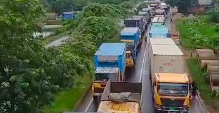 মিরসরাইয়ে থেমে থাকা ট্রাকে অন্য ট্রাকের ধাক্কা, চালক নিহত