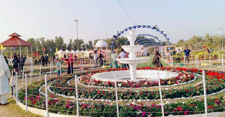 চট্টগ্রামের ডিসি পার্কে ফুলের পসরা দেখতে দর্শনার্থীদের ঢল