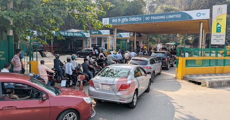 চট্টগ্রামে তেলের সংকট নেই, তবুও পাম্পে দীর্ঘ লাইন