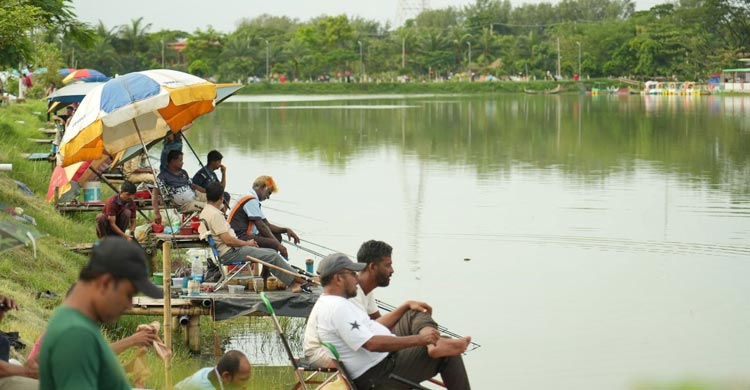 সীতাকুণ্ড উপজেলার ফৌজদারহাট ডিসি পার্কে বড়শি দিয়ে মাছ ধরা উৎসব হয়েছে