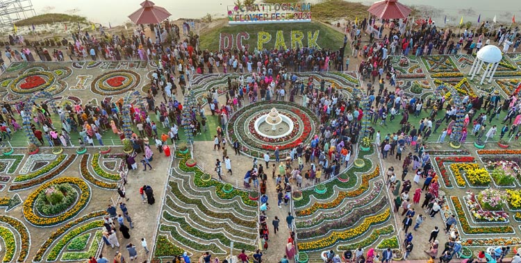 চট্টগ্রামের ডিসি পার্কে ফুলের পসরা দেখতে দর্শনার্থীদের ঢল