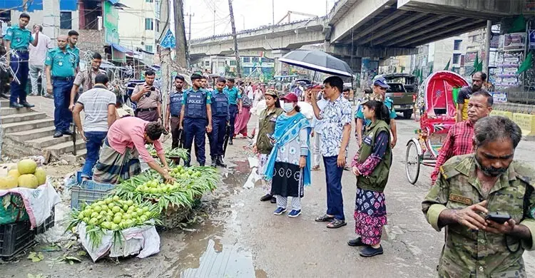 চট্টগ্রামে সড়ক ও ফুটপাতে গড়ে ওঠা শতাধিক অবৈধ দোকান উচ্ছেদ
