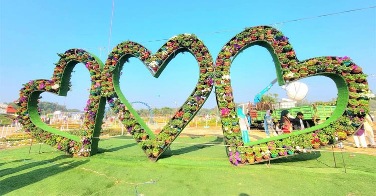 চট্টগ্রামের ডিসি পার্কে ফুলের পসরা দেখতে দর্শনার্থীদের ঢল