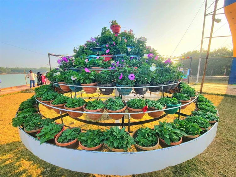 চট্টগ্রামের ডিসি পার্কে ফুলের পসরা দেখতে দর্শনার্থীদের ঢল