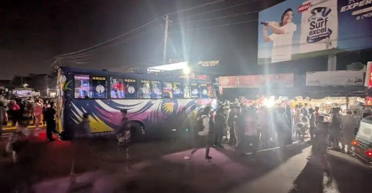কর্ণফুলী টানেল মোড়ে নিয়ন্ত্রণ হারিয়ে দোকানে বাস: নিহত ২, আহত অন্তত ১৫