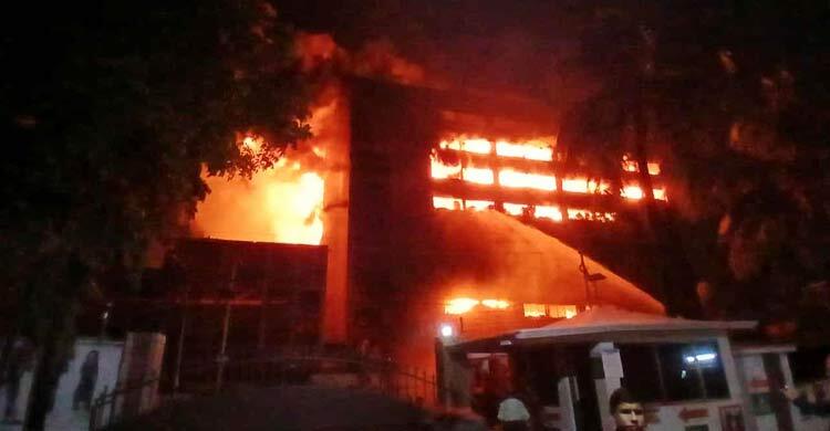 চট্টগ্রাম ইপিজেডে আগুন বাড়ছে, ঝুঁকিতে আশপাশের কারখানা