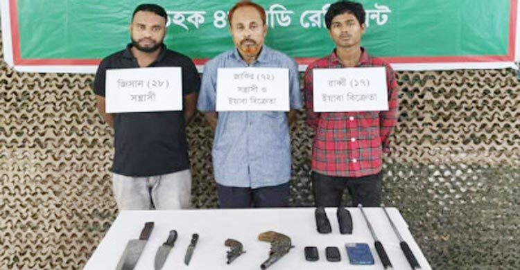 চট্টগ্রামে পিস্তলসহ ৩ ব্যক্তি আটক