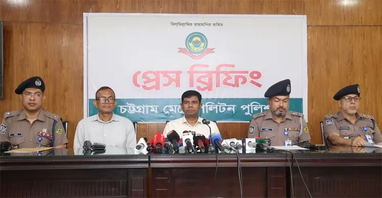 চট্টগ্রামে পৃথক অভিযানে আগ্নেয়াস্ত্রসহ চারজন গ্রেফতার