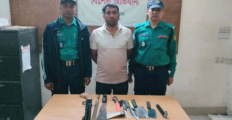 চট্টগ্রামে সেনাবাহিনীর অভিযানে অস্ত্রসহ ৫ মামলার আসামি গ্রেফতার