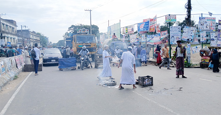 বাসচাপায় হেফাজত নেতা নিহত: ৬ ঘণ্টা পর সড়ক অবরোধ প্রত্যাহার