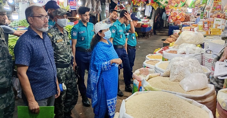 বেশি দামে ভোজ্যতেল বিক্রি, চট্টগ্রামে ৬ দোকানিকে জরিমানা