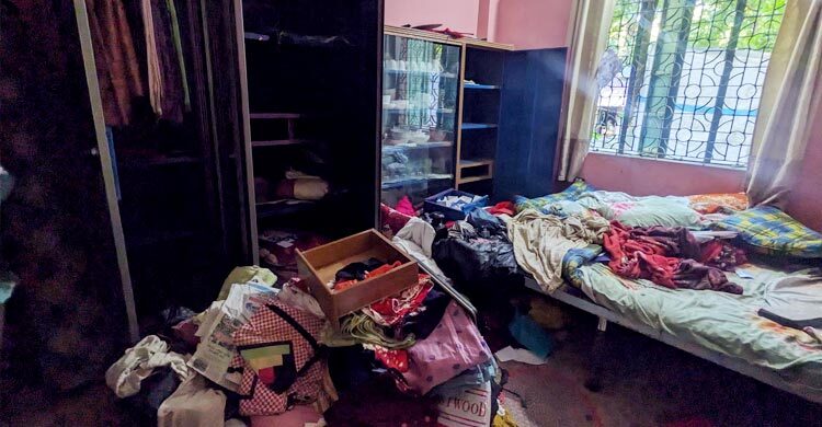 অস্ত্রের মুখে জিম্মি করে অবসরপ্রাপ্ত সেনাসদস্যের বাড়িতে ডাকাতি