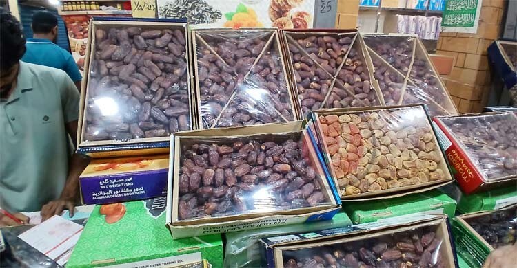 দাম বেড়েছে ‘কম দামি’ খেজুরের