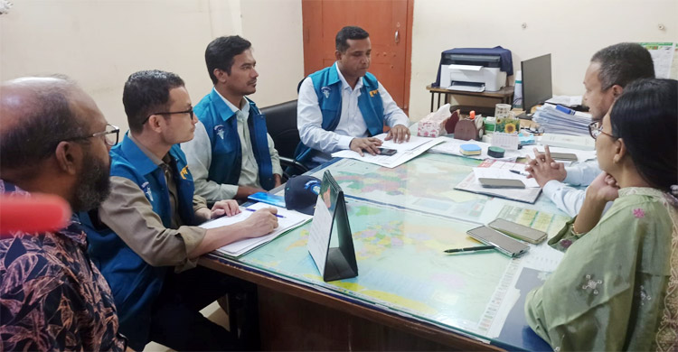 অ্যাম্বুলেন্সকে মাইক্রোবাস বানিয়ে সার্জেন্টের স্ত্রীর ব্যবহার