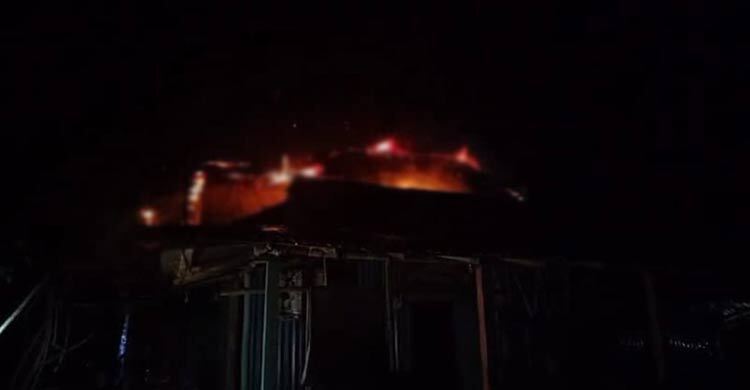 বোয়ালখালীতে ৩ গরুসহ গোয়ালঘর-বসতঘর পুড়ে ছাই