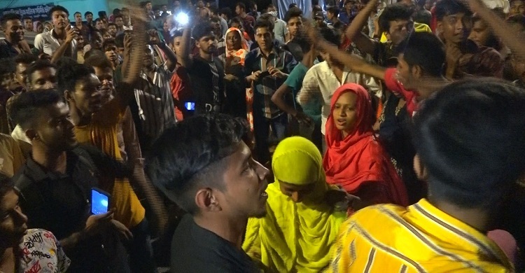 বকেয়া বেতনের দাবিতে গভীর রাতে গার্মেন্টস শ্রমিকদের সড়ক অবরোধ