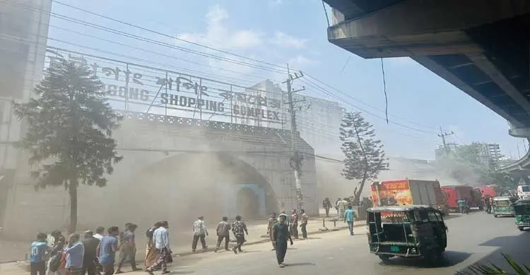 চট্টগ্রাম শপিং কমপ্লেক্সে আগুন, দেড় ঘণ্টার চেষ্টায় নিয়ন্ত্রণে