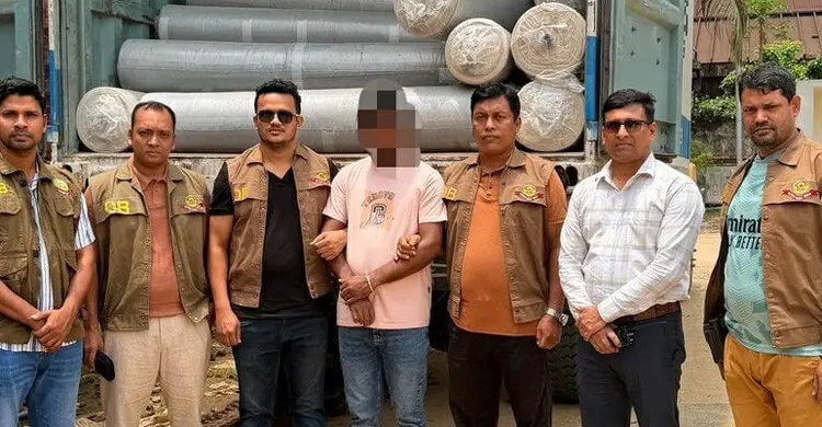 চট্টগ্রামে আত্মসাৎ হওয়া ৬০ লাখ টাকার কাপড় উদ্ধার, গ্রেফতার ১