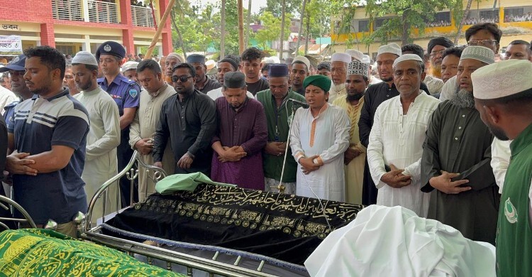 একসঙ্গে জানাজা, পাশাপাশি কবরে দাফন ওমানে মারা যাওয়া ৪ ভাই