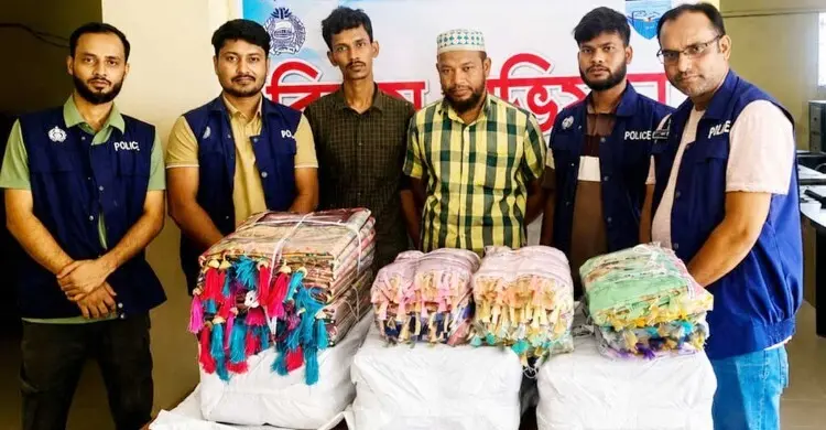 হাটহাজারীতে ৪২ লাখ টাকার ভারতীয় শাড়ি-থ্রি পিস জব্দ, গ্রেফতার ২