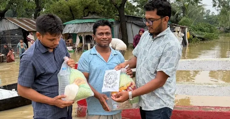 বাঁশখালীর দুর্গম এলাকায় ত্রাণ পৌঁছে দিলো ‘সম্মিলিত প্রয়াস’