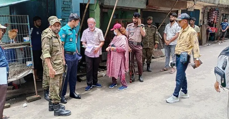 চট্টগ্রামে রাস্তা-নালা দখল করে দোকানের মালামাল রাখায় জরিমানা