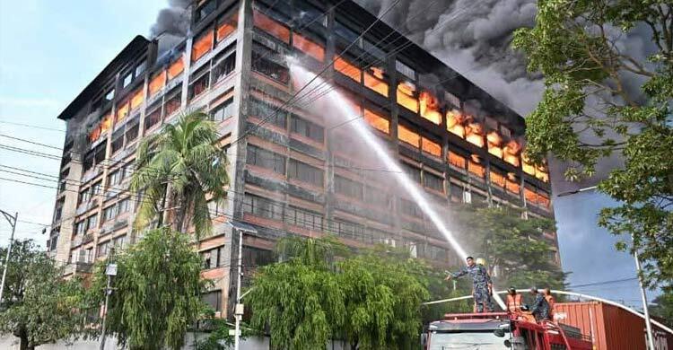 আগুন নিয়ন্ত্রণে ফায়ার সার্ভিসের সঙ্গে যোগ দিয়েছে নৌবাহিনী