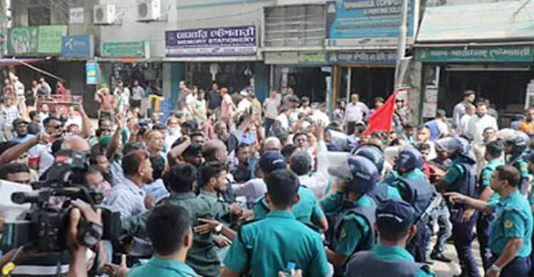 চট্টগ্রাম বন্দর ইজারার প্রতিবাদে মিছিল, আটকে দিলো পুলিশ