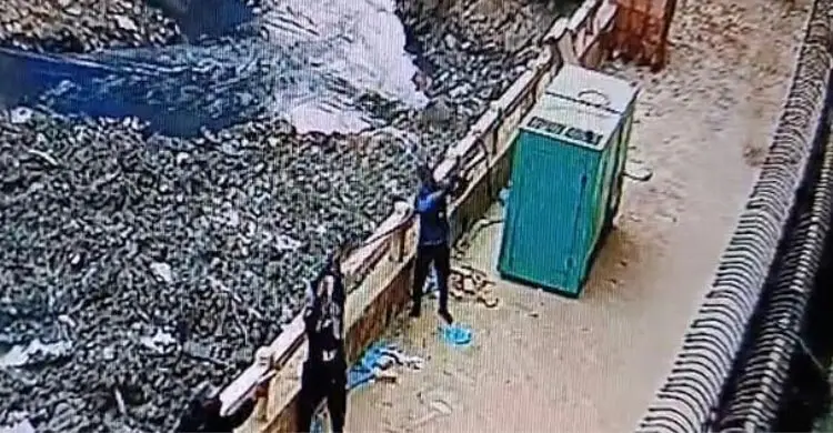 চট্টগ্রামে চাঁদা না পেয়ে পুলিশ পাহারায় থাকা ব্যবসায়ীর বাসায় গুলি 