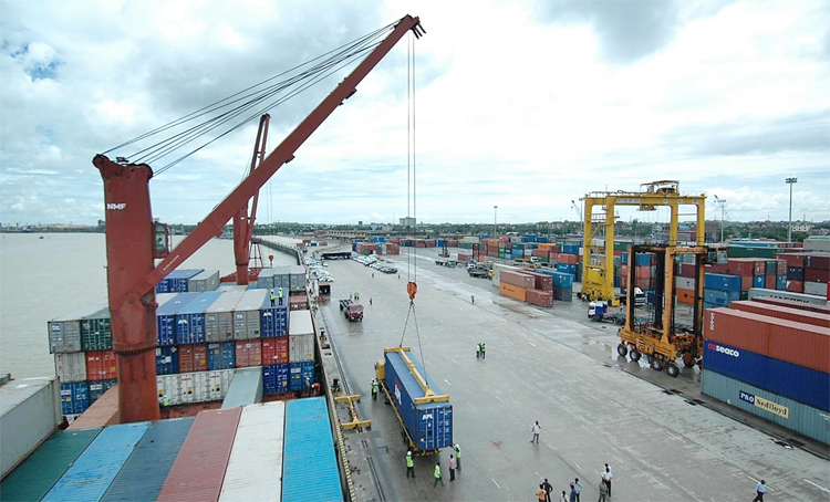 বহির্নোঙরে ১৭ জাহাজ, খালাসের অপেক্ষায় ২২৬২৬ কনটেইনার