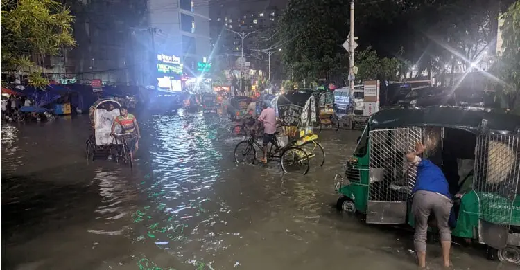 দুই ঘণ্টার বৃষ্টিতে চট্টগ্রামের বিভিন্ন সড়কে হাঁটুসমান পানি