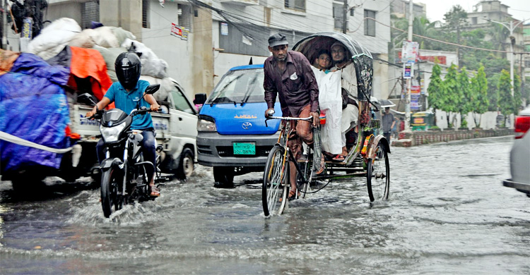 টানা বৃষ্টিতে চট্টগ্রামের নিচু এলাকায় জলাবদ্ধতা, ভোগান্তি
