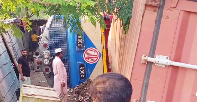 লরির ধাক্কায় উল্টে গেলো ট্রেনের ইঞ্জিন, নিরাপত্তা কর্মী নিহত