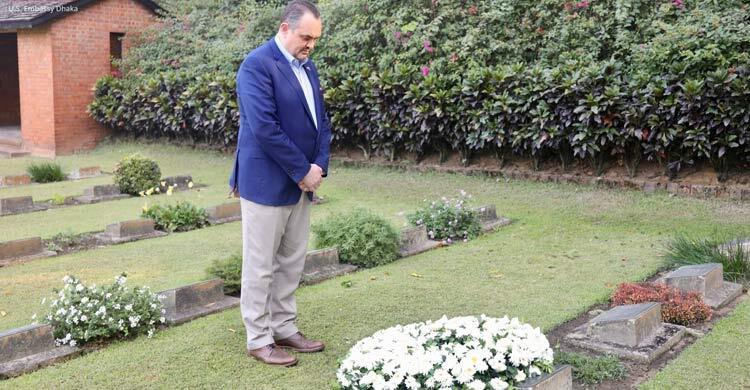 বিশ্বযুদ্ধে নিহতদের সমাধিতে মার্কিন রাষ্ট্রদূতের শ্রদ্ধা