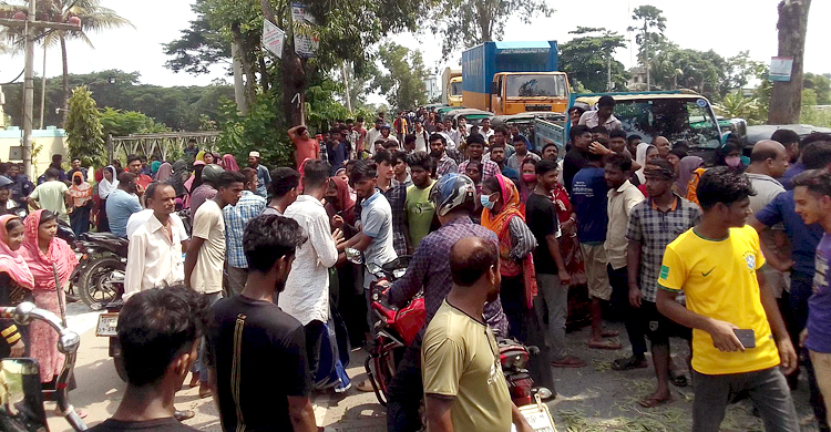 বোয়ালখালীতে বকেয়া বেতনের দাবিতে পোশাক শ্রমিকদের সড়ক অবরোধ